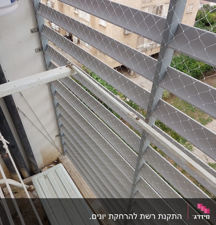 רשת מתכת מותקנת על מרפסת למניעת כניסת יונים